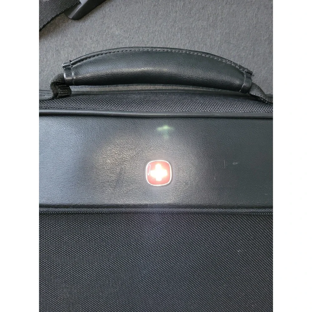 Wenger WA7482-02 15 in Padded Black Polyester/Vinyl Laptop Messenger Bag
